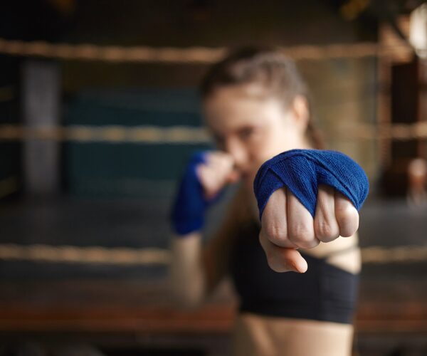 Nutrition pour les sportifs combattants. Boxeuse athlète de sports de combat, avec une nutrition sur mesure pour booster la performance grâce à Julie Vda Nutrition