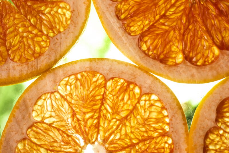 tranches d'oranges en transparence symbole de la vitalité et la santé et d'une nutrition sur mesure